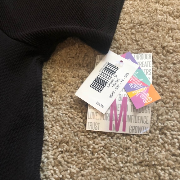 ❌SOLD❌ LuLaRoe M Amelia - Picture 2 of 2